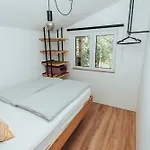 Modernes Tinyhouse Trailer Am Waldrand - Mit Seezugang * エーギング