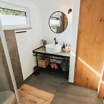 Modernes Tinyhouse Trailer Am Waldrand - Mit Seezugang